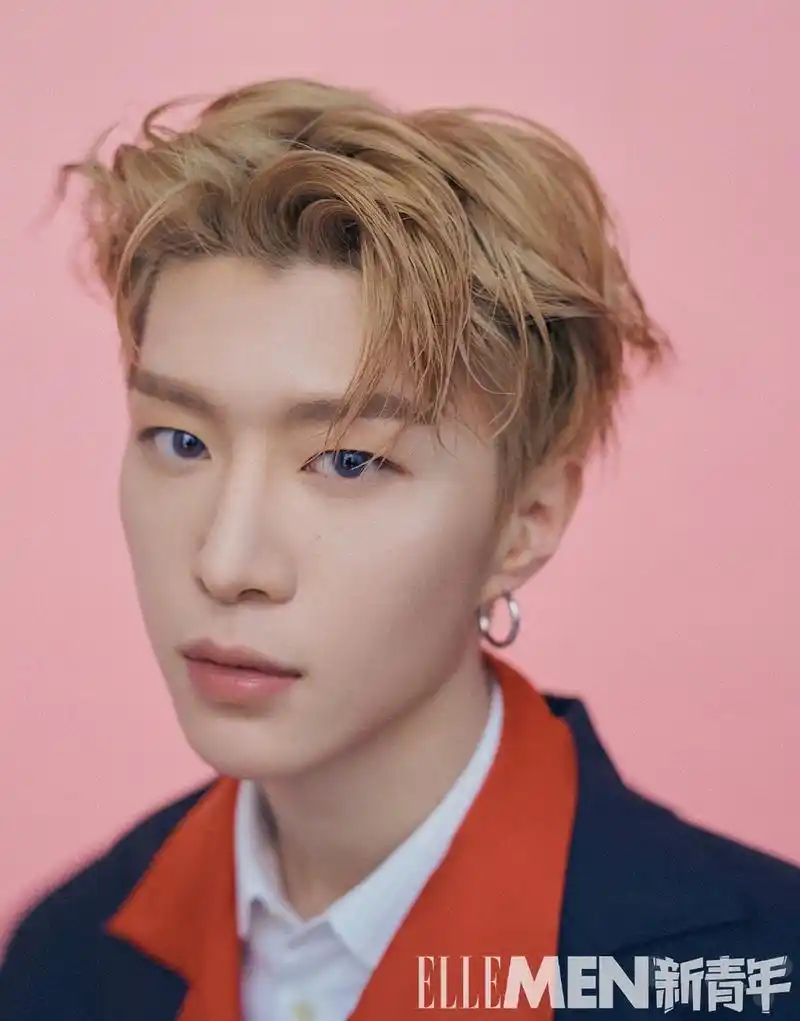 范丞丞金发大片展现多面魅力 天使翅膀造型少年感十足