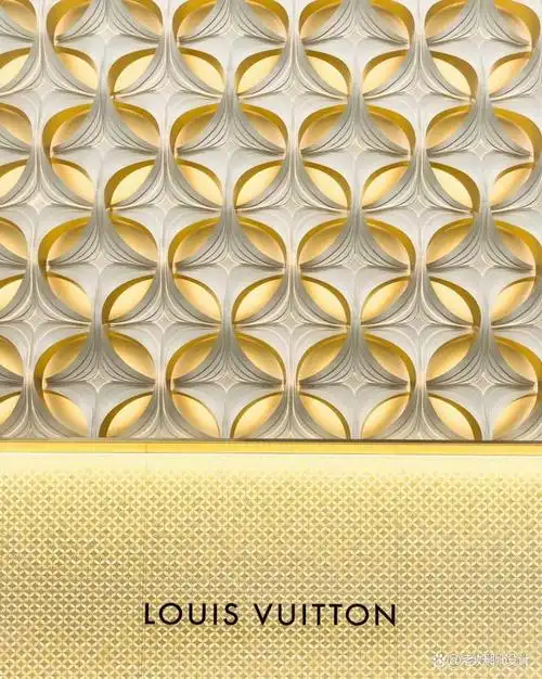 先来看看lv深圳万象城最新的店面外观设计,经典的品牌四叶草图案呈