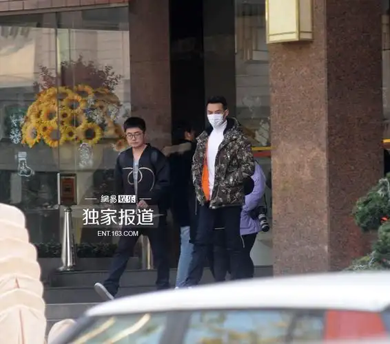 王凯携男助理现身密会友人