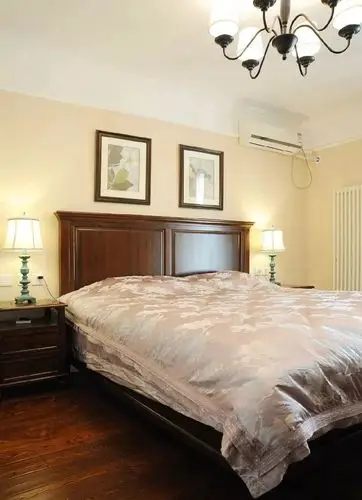 卧室很简单,暖色的墙面漆.