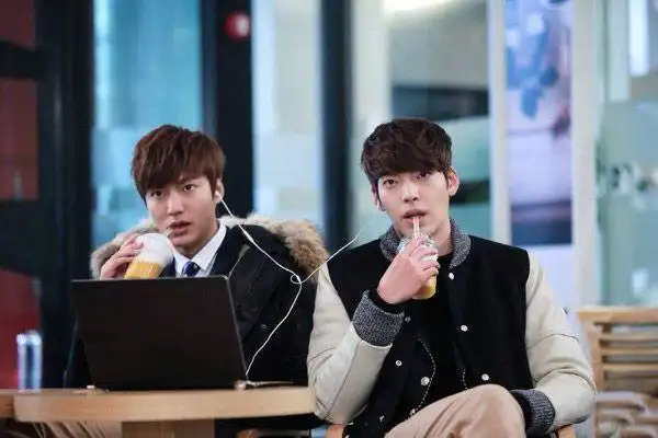 男男cp更养眼 金宇彬李钟硕被侃在一起