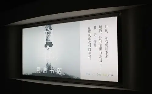 文化广场二层的灯箱广告已启用,书店目前为内装阶段.