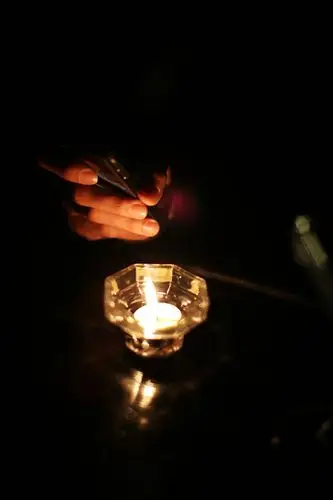 烛光和「手模」