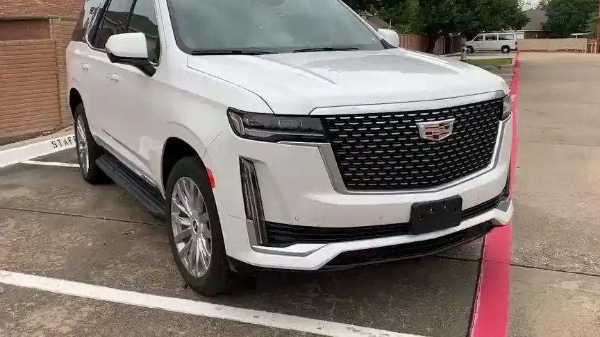 新车展示,实拍2021款凯迪拉克凯雷德,颜值和空间真不赖,太帅了