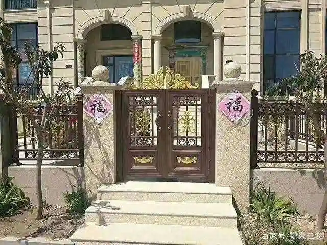 农村,家家户户都有一个得体的适用的漂亮小院子围墙大门就是农家小院