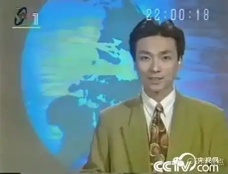 《新闻联播》主播康辉青年时代的老照片,梳着"小分头"造型播报新闻的