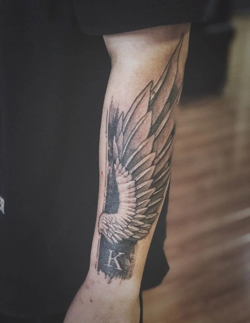 男生手臂背部翅膀纹身向上自由的象征3
