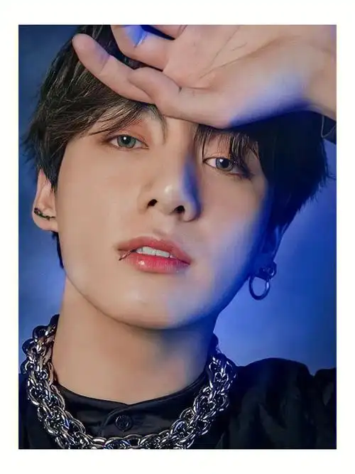 亲一个 姆阿 挂了电话后看着手机的桌面是田柾国睁着兔眼嘴里塞着