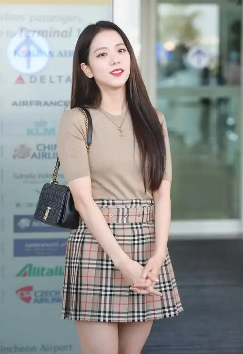 金智秀现身仁川机场智秀真就是个小可爱笑起来的她也太甜了