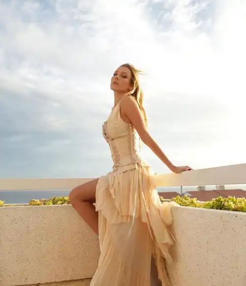 西班牙新生代美女演员ester expósito_马德里_魅力_穿着