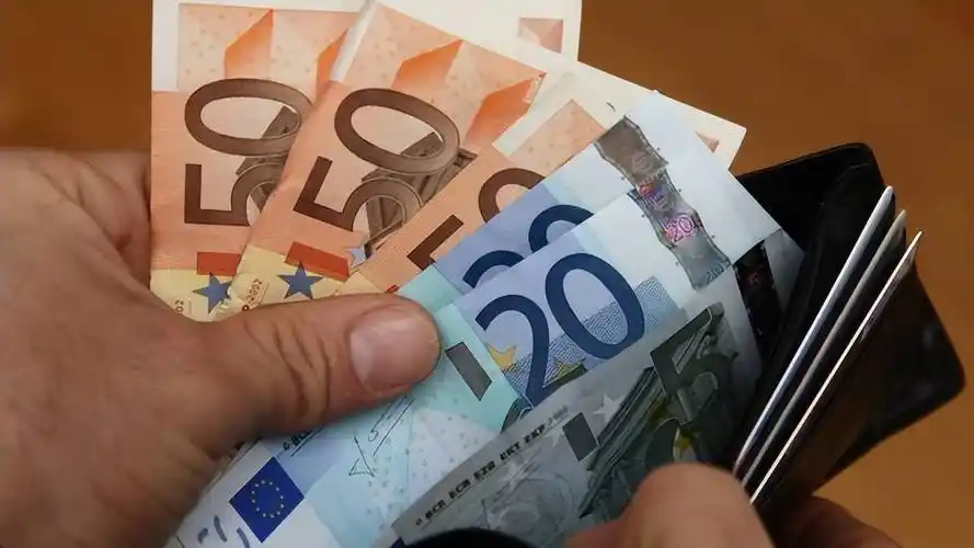 高通胀下,英国政府开启无条件发钱模式,每月1600英镑"买选票"_实验