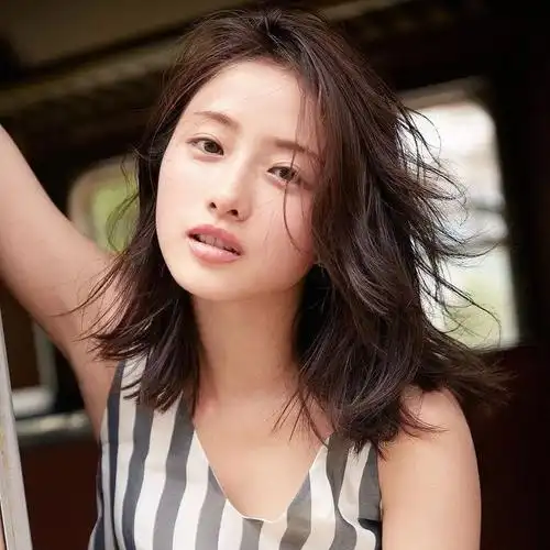 早期的石原里美头发是黑色长发,其实这个发型并不适合她,还显得脸又圆