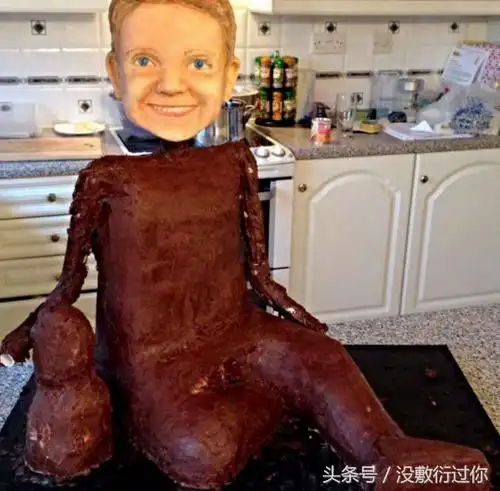 他把另一个和自己一模一样的人吃进肚子里了