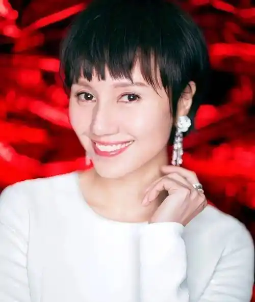 45岁袁泉活得像中年女性典范:短发,裙子过膝,美得惊人_时尚_色彩_气质