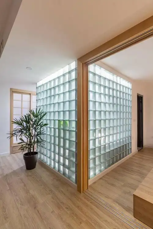 只要你底子好,哪怕不搭配软装,也极具魅力,他家便是如此,玻璃砖作为