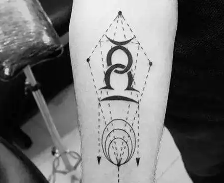手臂有创意的天秤座纹身图案