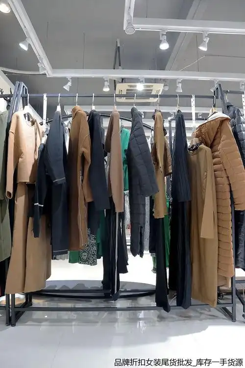 宠爱女人服装市场尾货批发品牌折扣女装 浅色牛仔裤2018秋装新款厂家