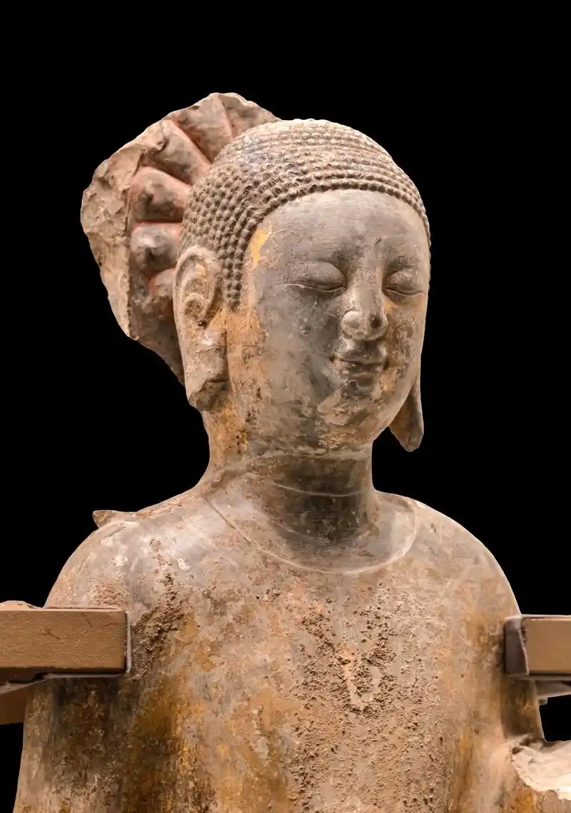 青州造像 (14)贴金彩绘佛立像/北齐     此尊佛像面相圆润,双目荡垂