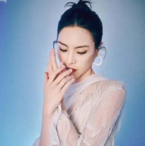 跳水女皇吴敏霞罕晒时尚照!