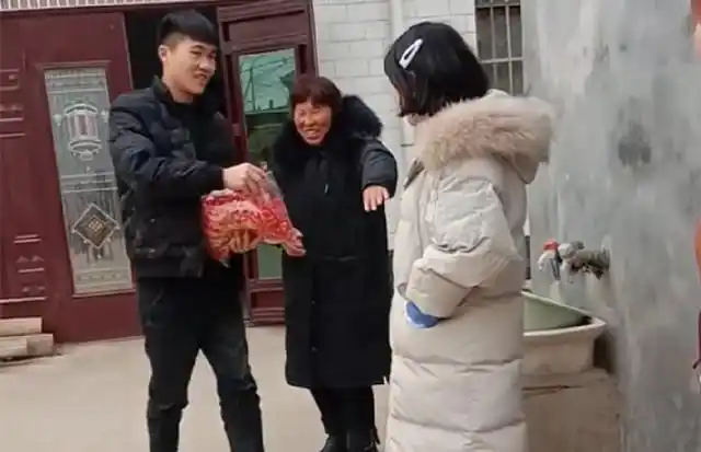 年关将至,农村相亲的现象增多,想提高成功率,男青年要注意三点