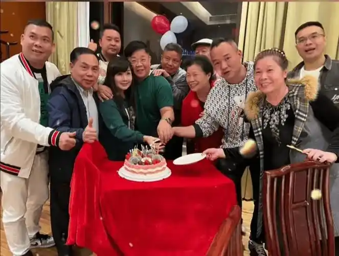 广东家喻户晓的主持人郑达他成功的背后离不开妻子的默默支持