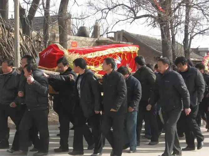 抬棺墓地在苹果园67下跪墓地哭声震天墓穴——入土为安锣鼓队在墓地