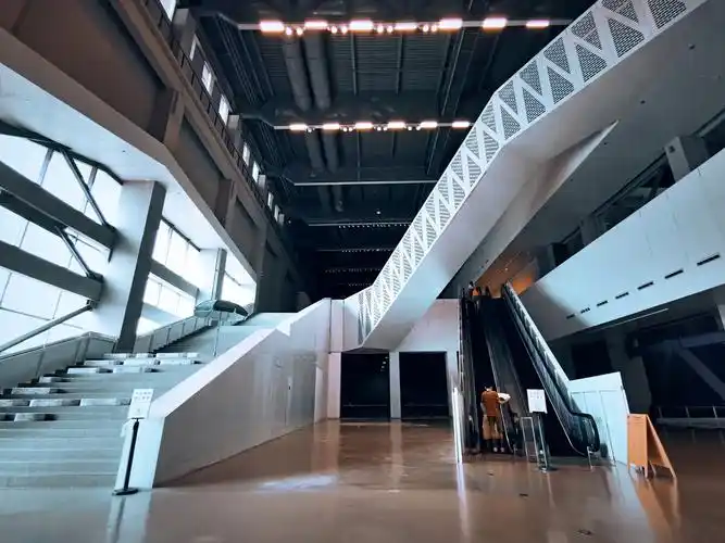 上海当代艺术博物馆前厅的楼梯空间