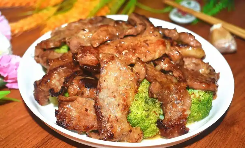 懒人版香煎猪肉片,鲜嫩入味,简单煎一煎,一学就会,比烤肉还香_西兰花