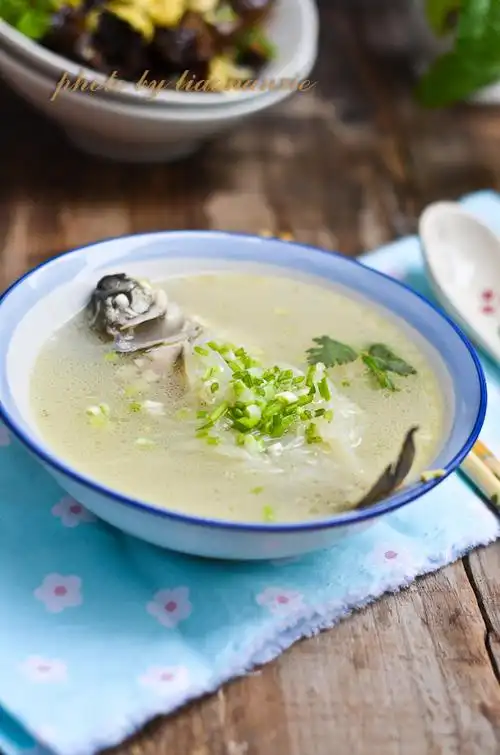 润秋燥的一碗好汤【萝卜丝鲫鱼汤】