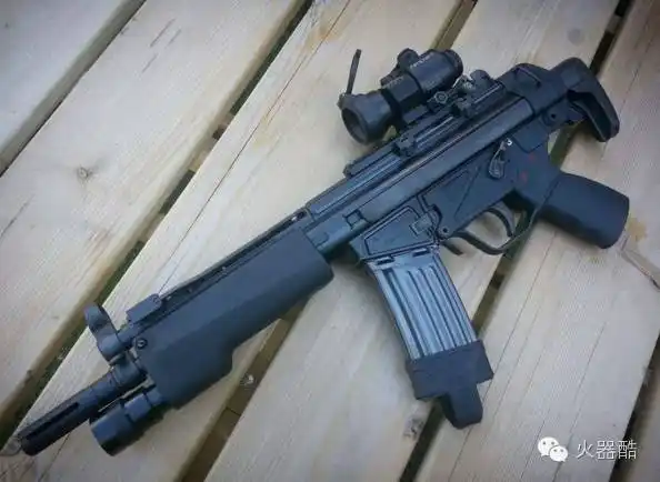 hk53算是hk33系列中最短的型号,其大小与冲锋枪相当,却拥有突击步枪的