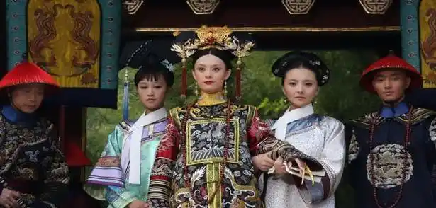 为什么清朝的皇上皇后在走路时要有个人扶着胳膊,其实原因很简单