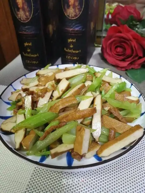 西芹肉丝炒豆干