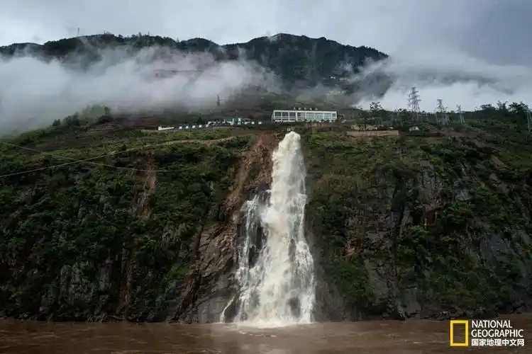 亚碧罗附近,一个私人水电站将水排放到怒江中.