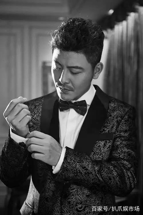 吴其江现身公益中国颁奖盛典 温文儒雅风度斐然