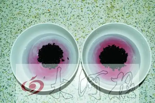 记者买来的两份黑米泡入水中均掉色