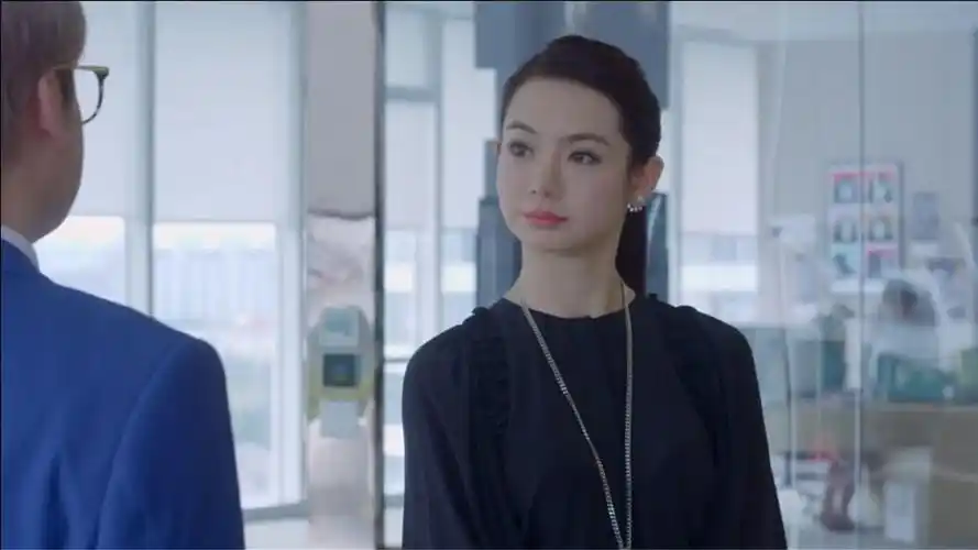 你好乔安同事是高中追求她的小伙美女根本不记得他