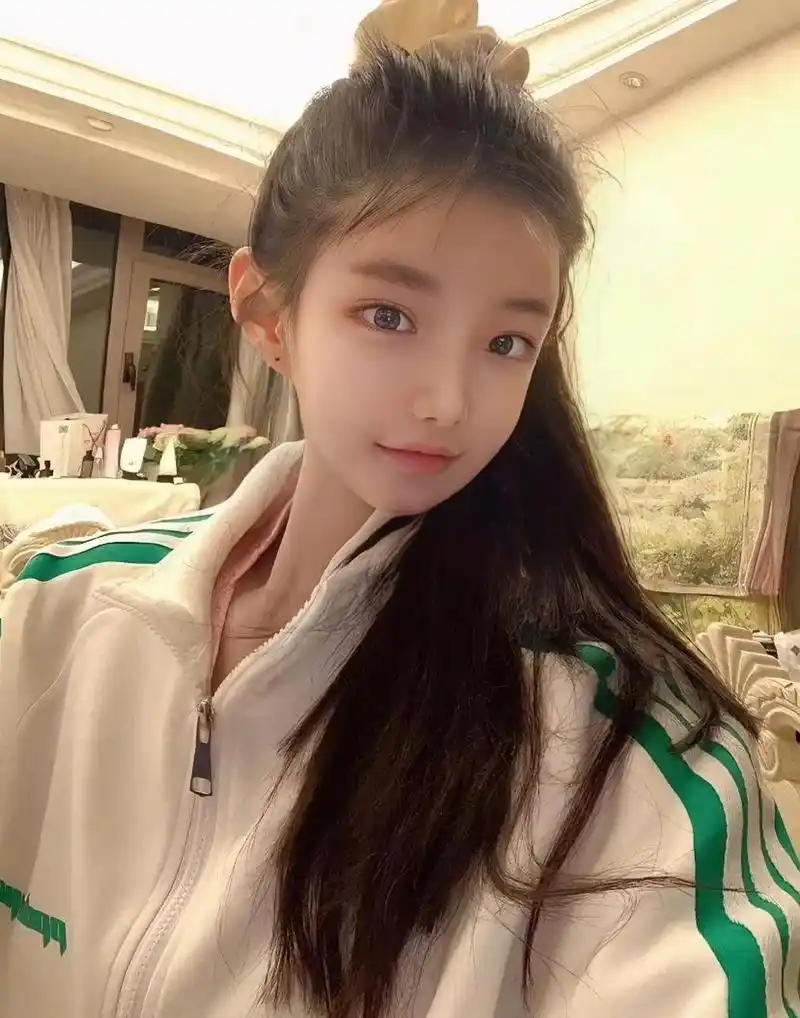 邻家少女初长成,好可爱的小妹妹,美丽又调皮