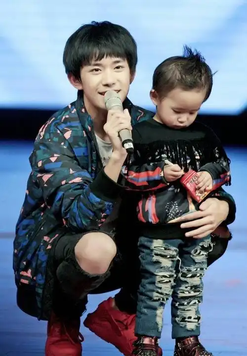 看了易烊千玺和楠楠,才知道有一种手足情叫"我火了,你才出生"