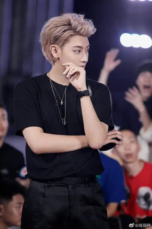 黄子韬超话#说唱新世代#新造型,一身all black配上浅色短发时尚感满满