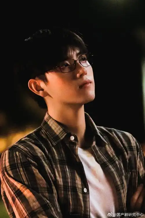 陈飞宇被粉丝夸帅后鞠躬