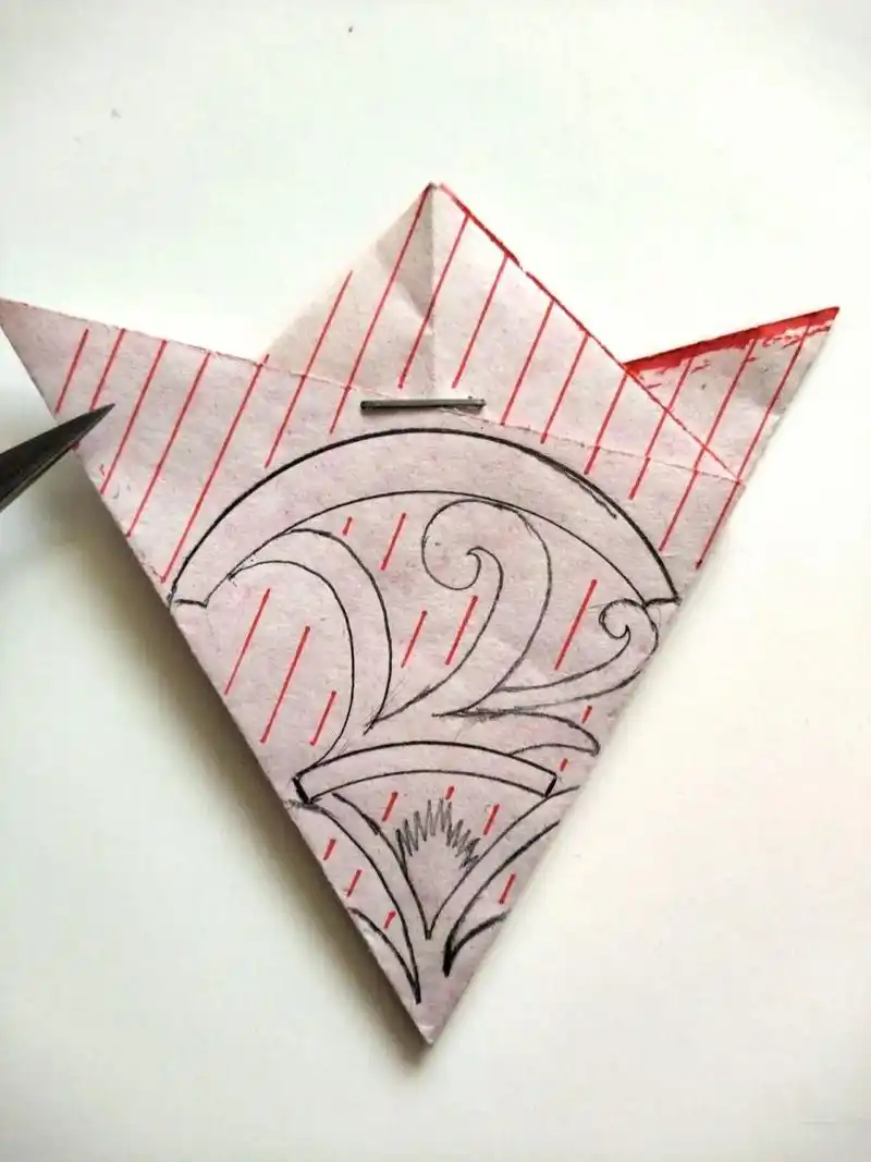 三角折剪纸,儿童手工剪纸窗花【原创教程】 三角折剪纸的窗花比较好剪