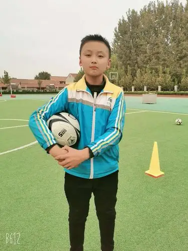 六年级二班 写美篇每个学校每个班级都会有几个喜欢踢足球的男生,我们