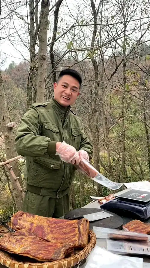 小鹏就是一个普普通通的农村人,没有什么优点才艺,只会给大家分享我