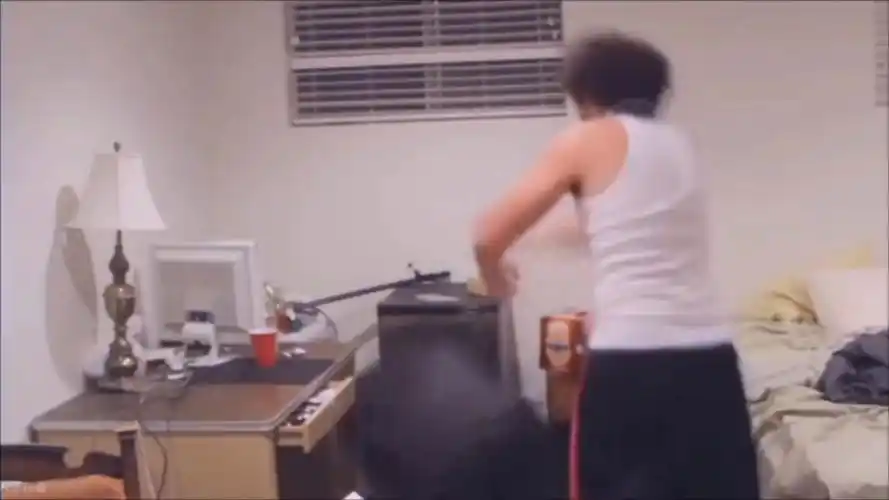 国外暴躁小哥怒砸电脑原版视频《无水印改色原整版》