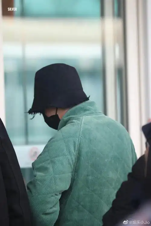 权志龙仁川机场出发造型#权志龙仁川机场路透造型渔夫帽×蓝色吞鬃