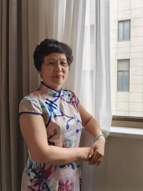 一款旗袍,醉美了多位大妈.