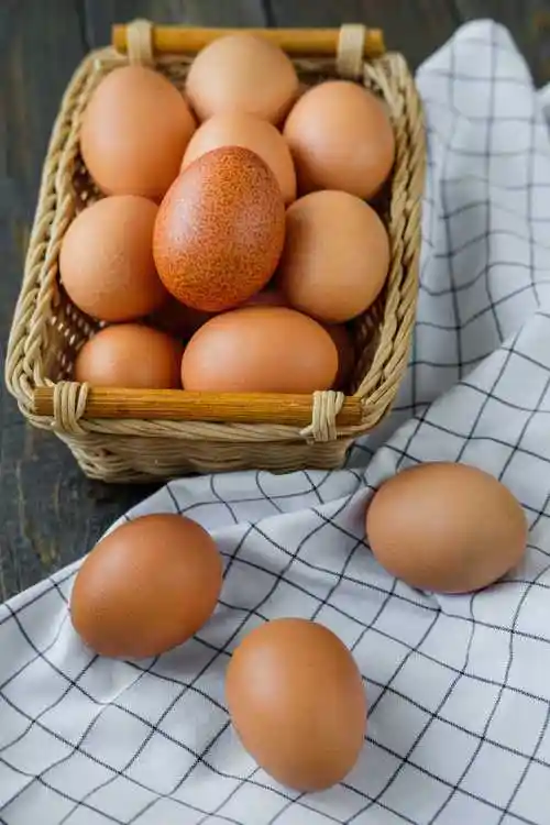 木制背景下的一盒鸡蛋