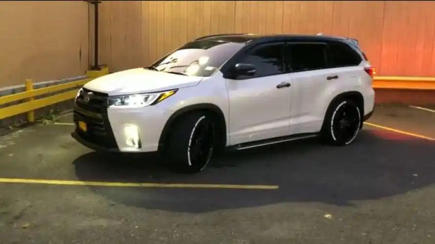 合正:汉兰达没好改装案例?这辆汉兰达改装双色车身,年轻又时尚