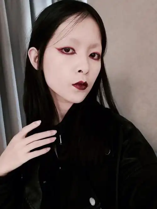 妆妆超简单简陋吸血鬼妆卡泡红酒盘