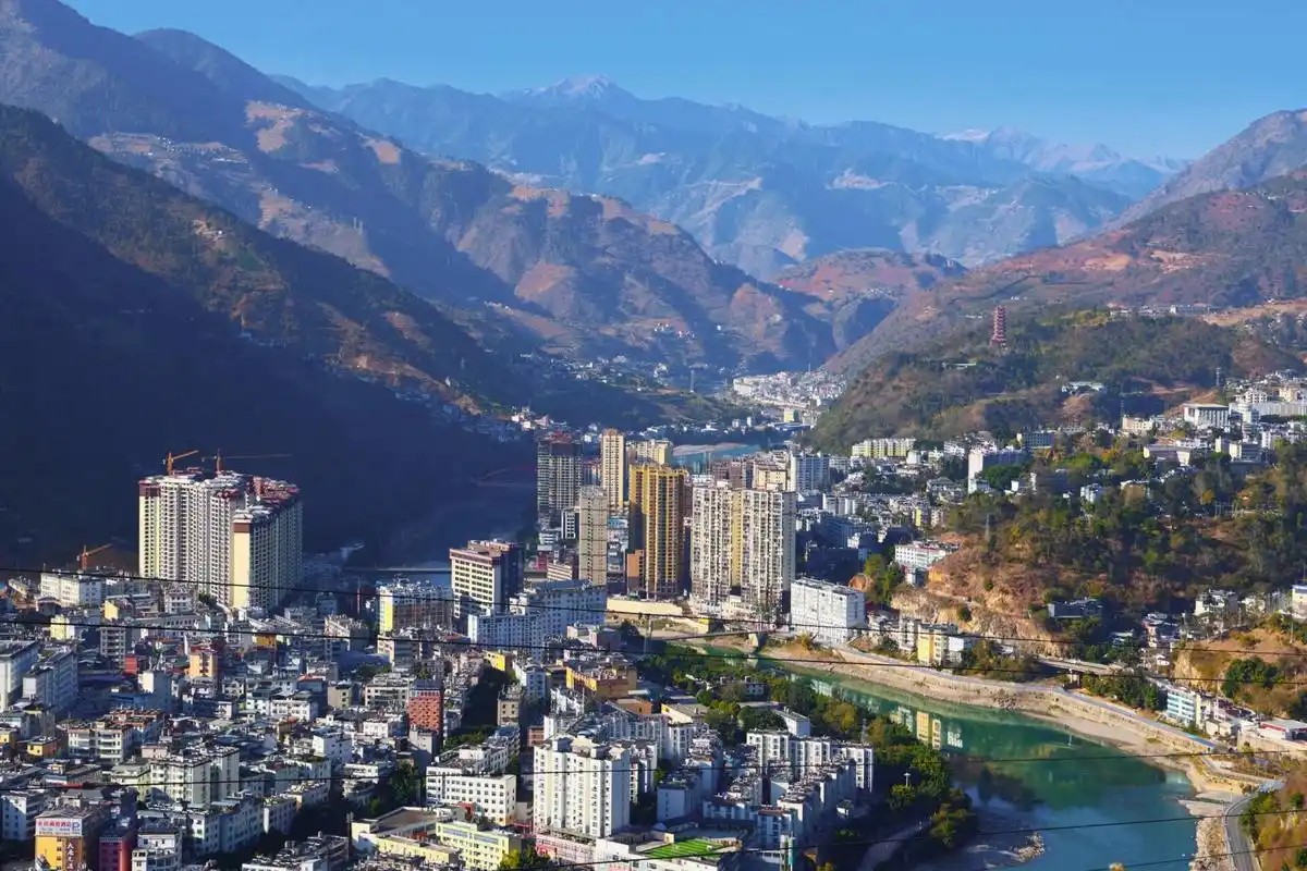 怒江傈僳族自治州泸水市六库镇/街道 图1如果不配文字,第一眼可能以为